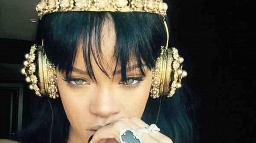  Alb&uuml;m&uuml;n&uuml; 27 bin TL'lik kulaklıkla dinledi