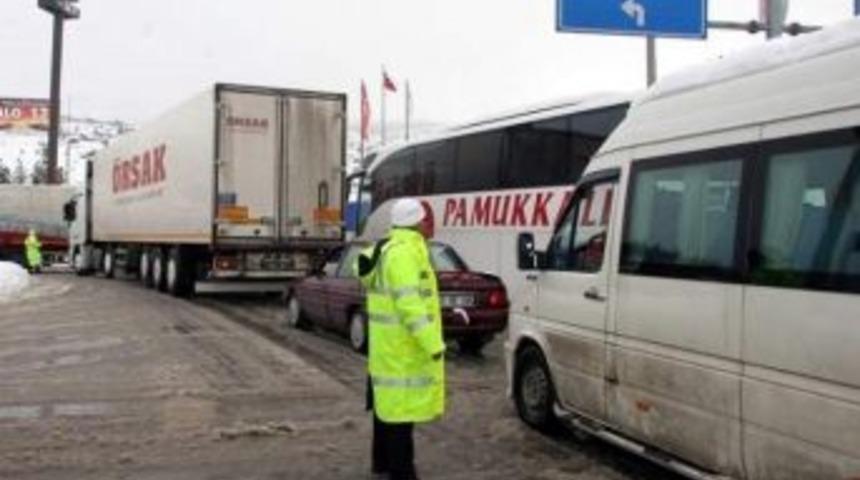 K&uuml;tahya-afyonkarahisar Karayolu Ge&ccedil;ici Olarak Ulaşıma Kapatıldı