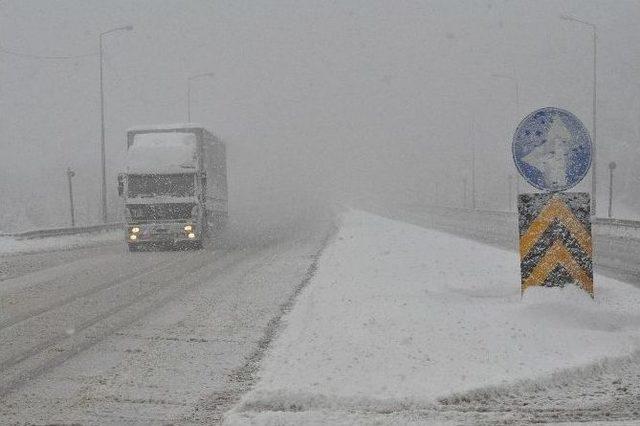 Bolu Dağı’nda Kar Yağışı Devam Ediyor