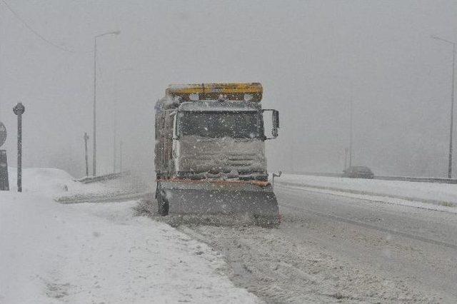 Bolu Dağı’nda Kar Yağışı Devam Ediyor