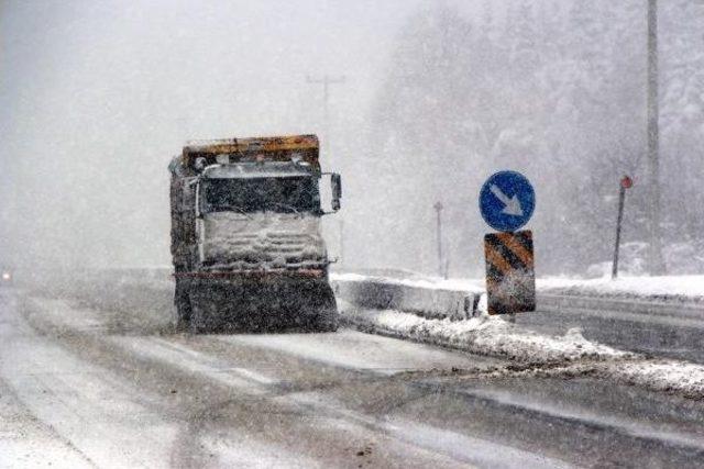 Bolu Dağı'nda Yoğun Kar Yağışı Ulaşımı Etkiledi