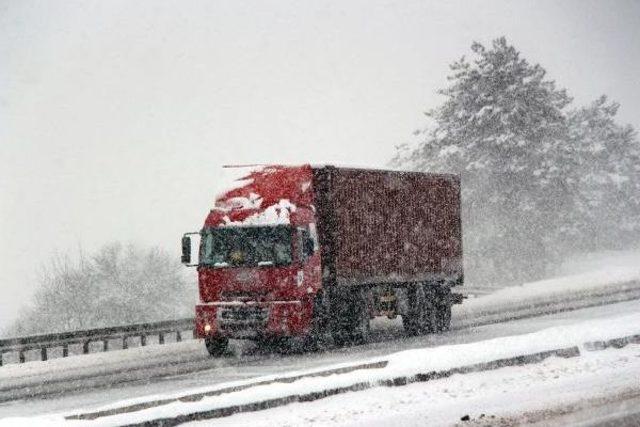 Bolu Dağı'nda Yoğun Kar Yağışı Ulaşımı Etkiledi