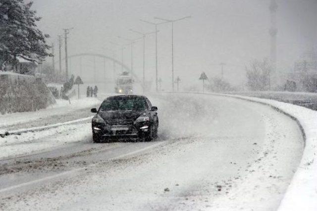 Bolu Dağı'nda Yoğun Kar Yağışı Ulaşımı Etkiledi