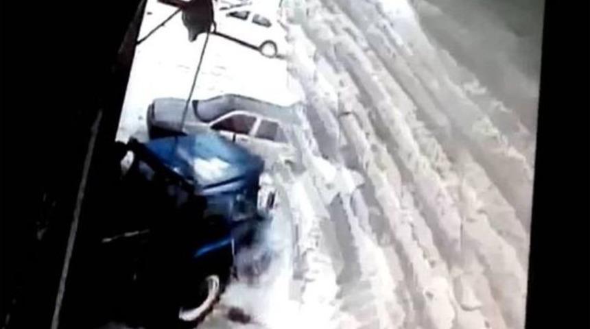 &Ccedil;atıdan D&uuml;şen Kar K&uuml;tleleri Sonları Oluyordu