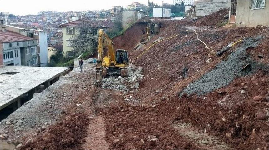 Yıkılan Duvarın Yerine Yenisi Yapılıyor