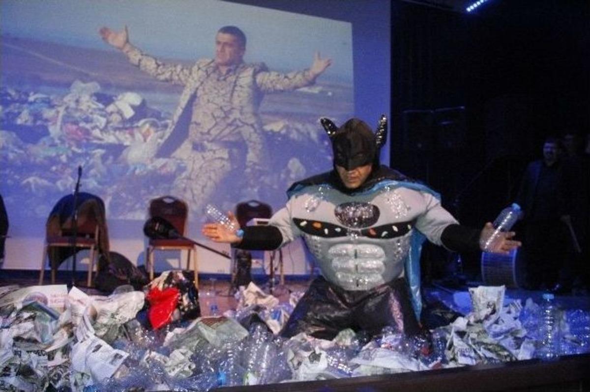 Aydın Aydın&rsquo;dan &Ccedil;&ouml;p Poşetlerinden Hazırlanan Kost&uuml;mle Alb&uuml;m Tanıtımı