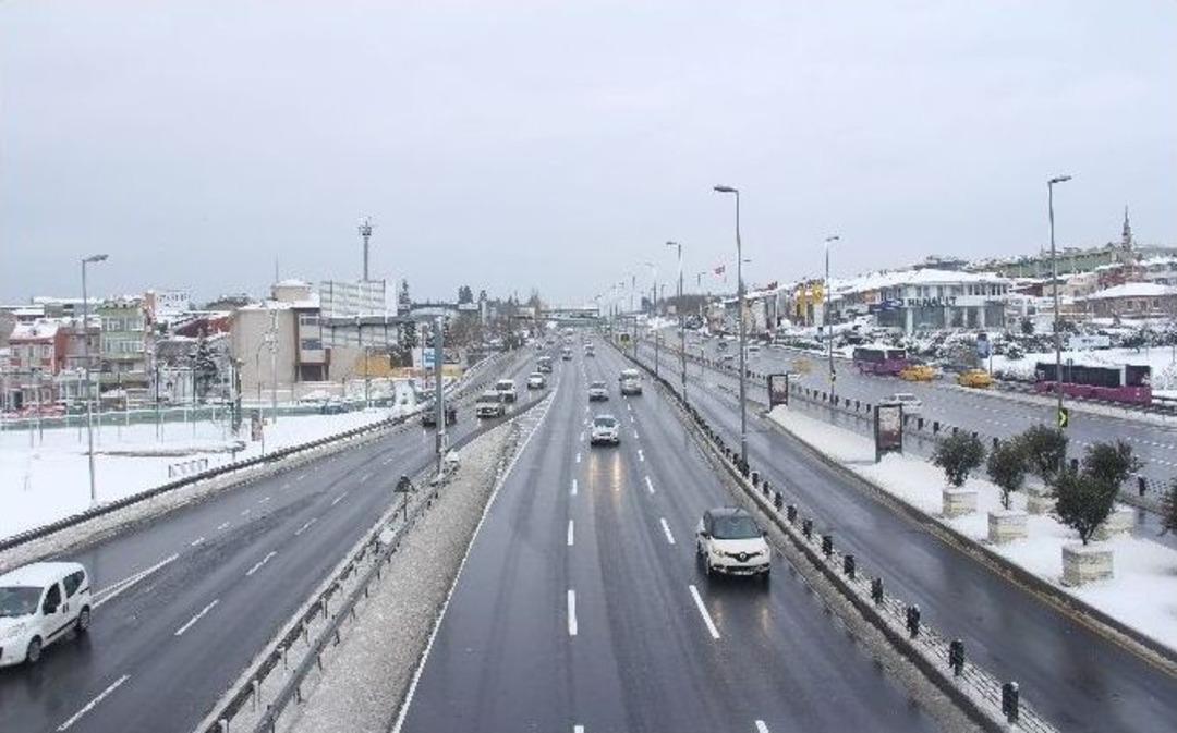 &Ouml;zel Ara&ccedil;lar Trafiğe &Ccedil;ıkmayınca Yollar Boş Kaldı