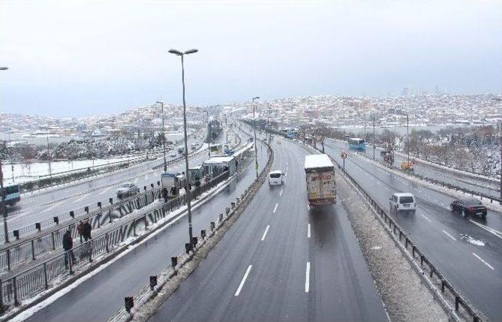 Özel Araçlar Trafiğe Çıkmayınca Yollar Boş Kaldı G1