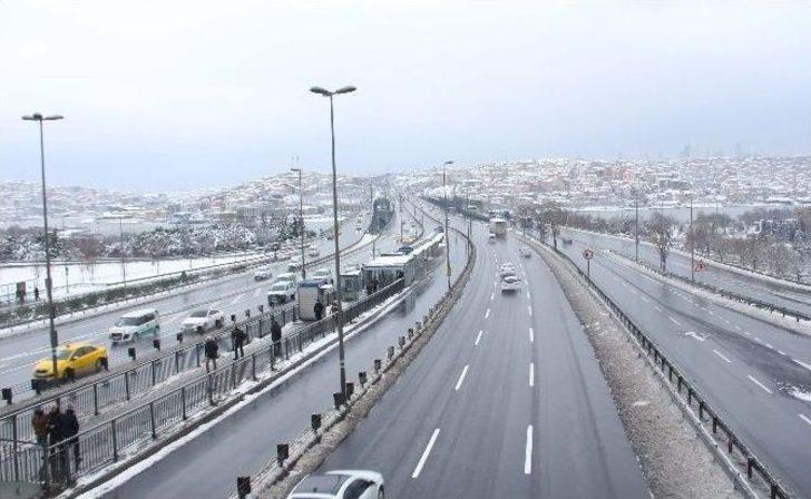 Özel Araçlar Trafiğe Çıkmayınca Yollar Boş Kaldı G2