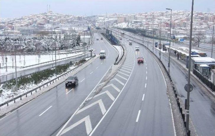 Özel Araçlar Trafiğe Çıkmayınca Yollar Boş Kaldı G3