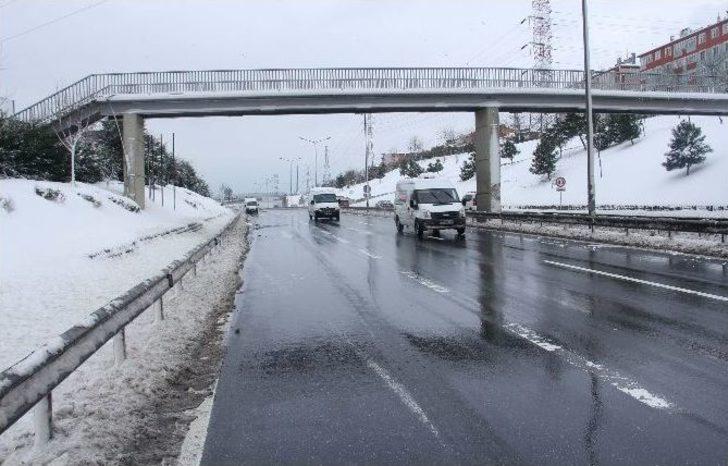 Özel Araçlar Trafiğe Çıkmayınca Yollar Boş Kaldı G4