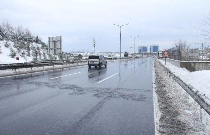Özel Araçlar Trafiğe Çıkmayınca Yollar Boş Kaldı G5