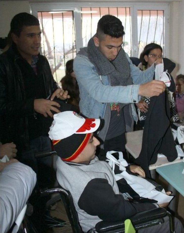 Manisasporlu Futbolcular Engelli Öğrenciler İle Biraraya Geldi G1