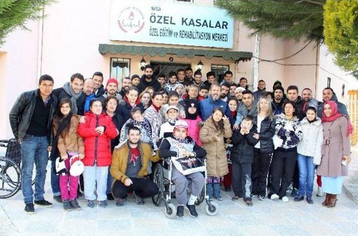 Manisasporlu Futbolcular Engelli Öğrenciler İle Biraraya Geldi G2