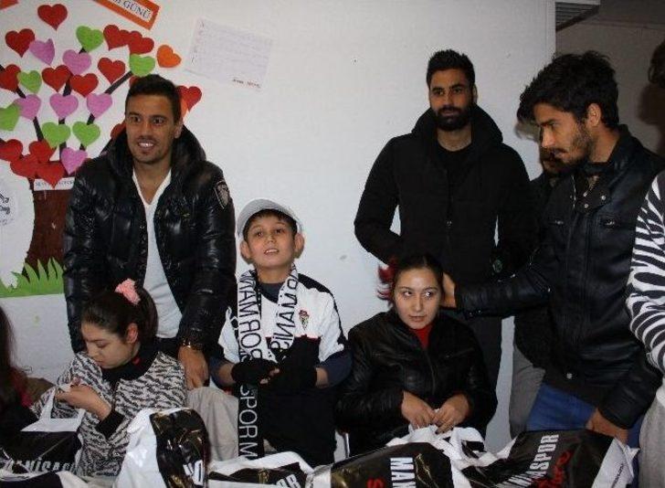 Manisasporlu Futbolcular Engelli Öğrenciler İle Biraraya Geldi G4