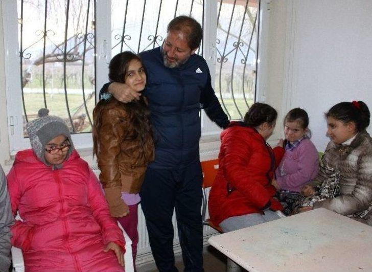 Manisasporlu Futbolcular Engelli Öğrenciler İle Biraraya Geldi G5
