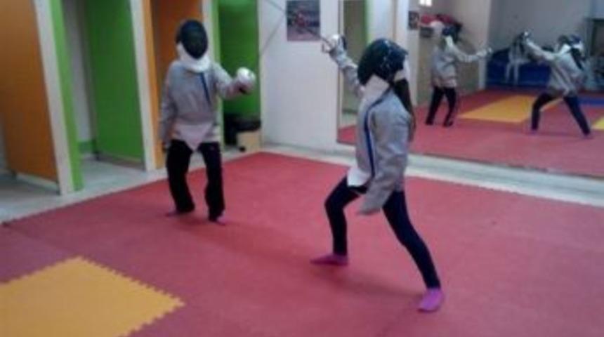 Eskrim Antrenmanları T&uuml;m Hızıyla Devam Ediyor