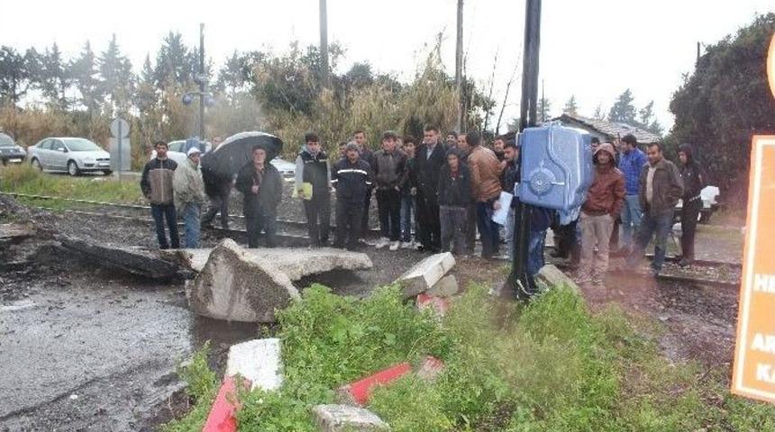 Mahalle Sakinleri Hemzemin Ge&ccedil;idin Kapatılmasına Tepkili