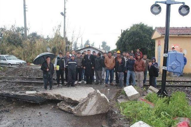 Mahalle Sakinleri Hemzemin Geçidin Kapatılmasına Tepkili