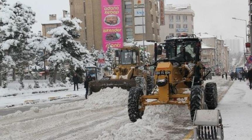 Şehir Merkezindeki Karlar Kamyonlarla Taşınıyor