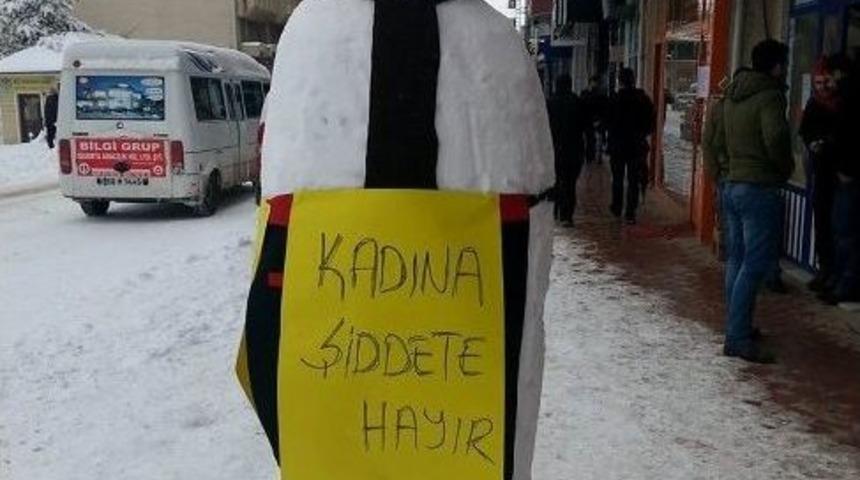 Esnaflar Kardan Adam Yaparak ‘kadına Şiddete Hayır’ Dedi