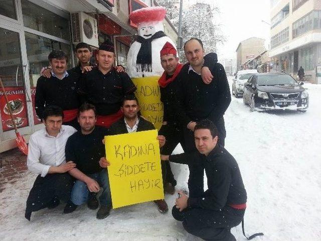 Esnaflar Kardan Adam Yaparak ‘kadına Şiddete Hayır’ Dedi