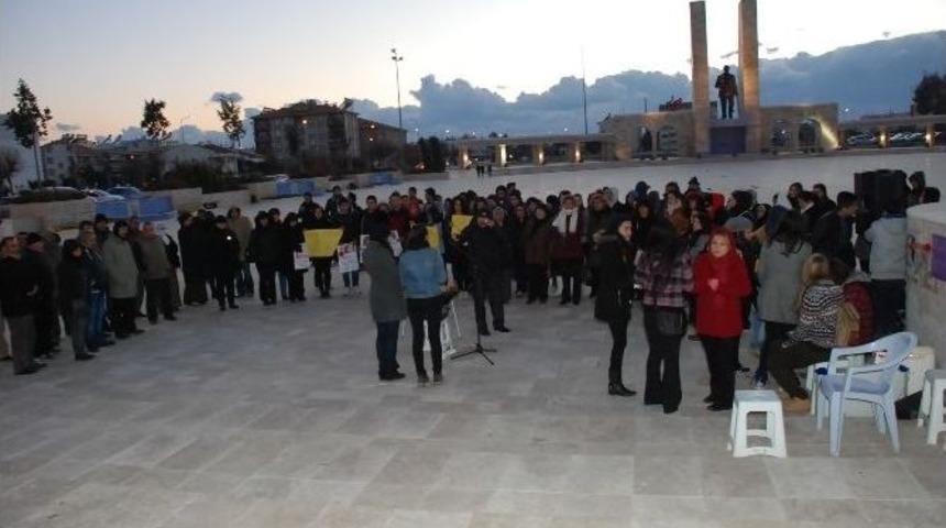 Didimli Kadınlar &Ouml;zgecan İ&ccedil;in Y&uuml;r&uuml;d&uuml;