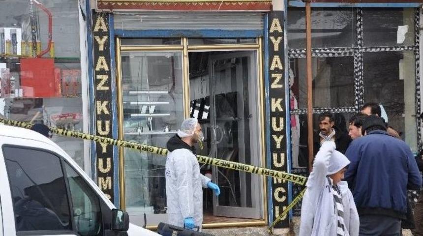 Sincik&rsquo;te Kuyumcuya Giren Hırsızlar Eli Boş &Ccedil;ıktı