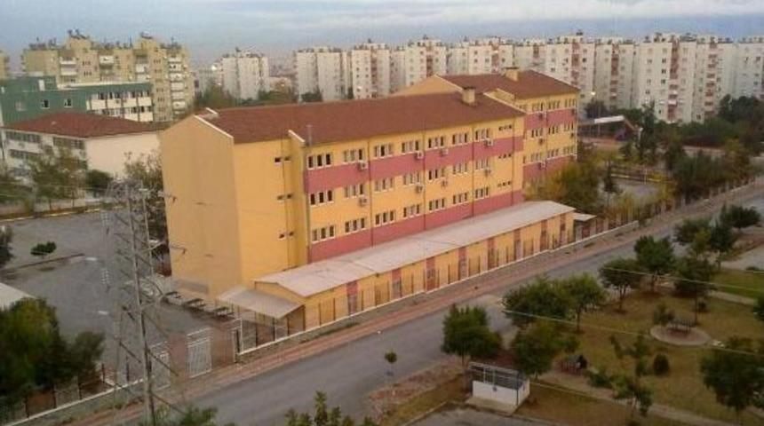 Lisede Kısa Etek Giyen Kızlara 'erkek Timi'