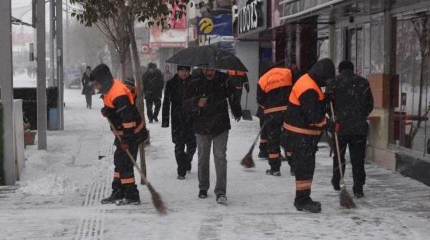 Uşak'ta Kar Yağışı Hayatı Olumsuz Etkiliyor
