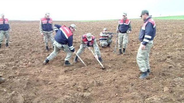 Suriye Sınırında Toprağa Gömülü 7 Tüfek Bulundu