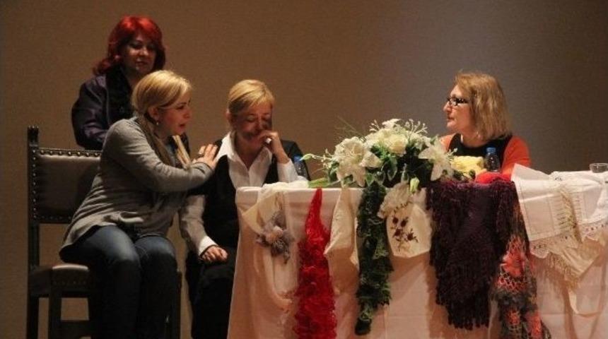 Burhaniye&rsquo;de Kadına Şiddete Tiyatrolu Tepki