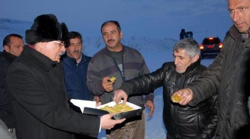 Karla M&uuml;cadele Ekiplerine Validen Baklava Ikramı