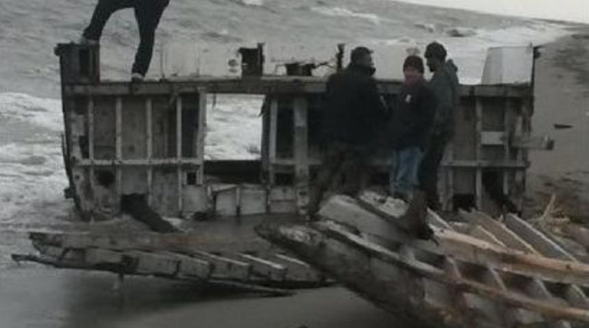 Karacabey&rsquo;De Sahile Yat Par&ccedil;aları Vurdu