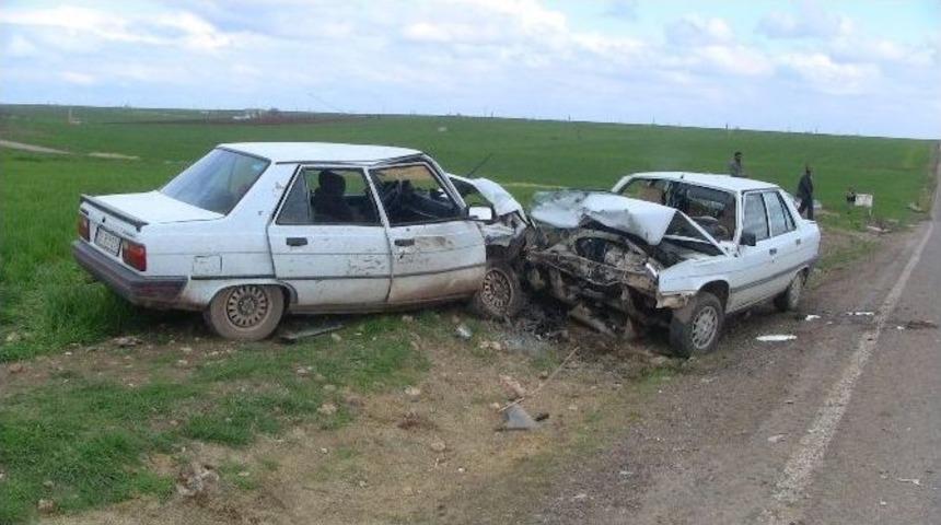 Şanlıurfa&rsquo;da İki Otomobil Kafa Kafaya &Ccedil;arpıştı: 8 Yaralı