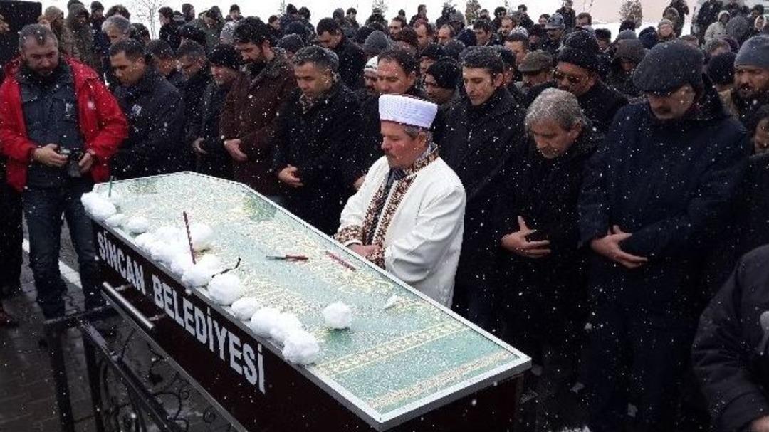 Gazeteci Nuh K&ouml;kl&uuml; Kar Toplarıyla Uğurlandı