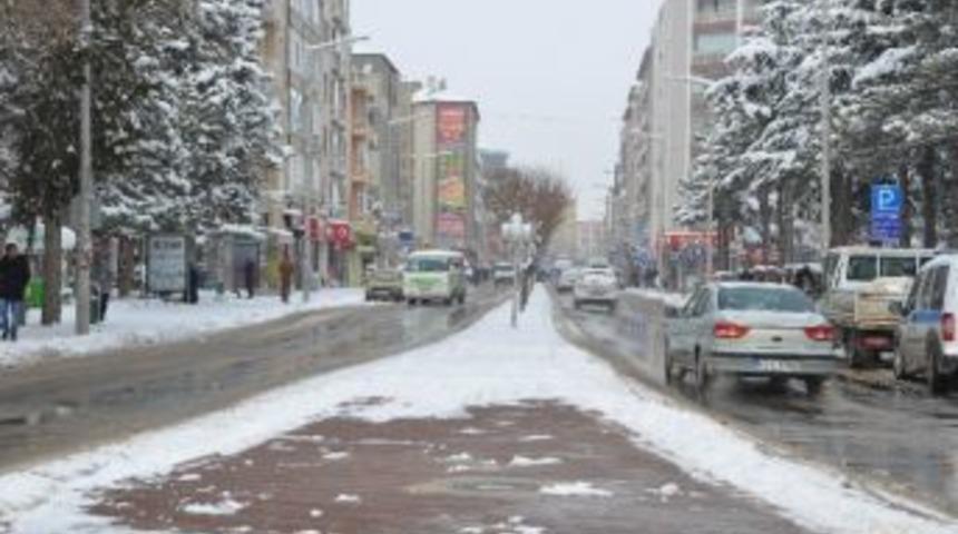 Ereğli&rsquo;de Karla M&uuml;cadele S&uuml;r&uuml;yor