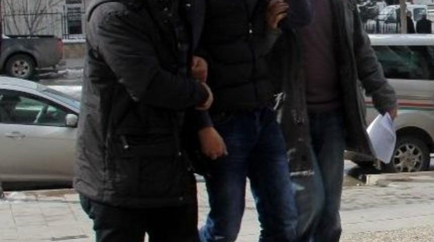 Kar Maskeli Gasp&ccedil;ı, Kolundaki D&ouml;vmeden Yakalandı