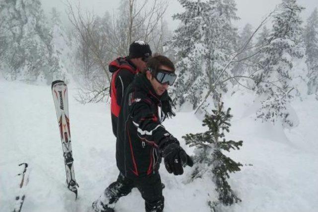 Uludağ’Da Kaybolan Kayakçıyı Jandarma Buldu