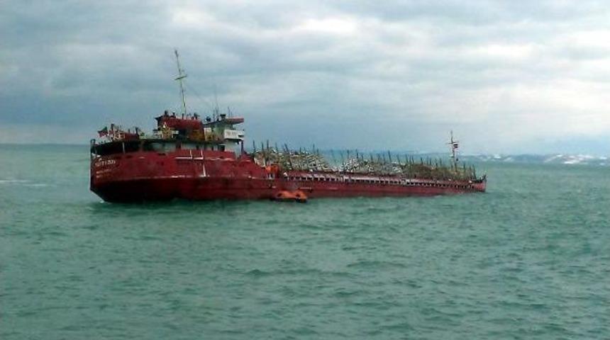 Gemi Yan Yattı, M&uuml;rettebat Kurtuldu