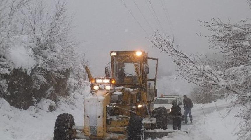 Zonguldak&rsquo;ta 48 K&ouml;y Yolu Kapalı, Ekipler A&ccedil;mak İ&ccedil;in &Ccedil;alışıyor