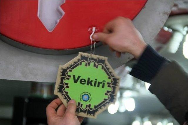 Bağlar’da İş Yerlerin Kapısına Kürtçe ‘açma-kapama’ Tabelaları Asıldı