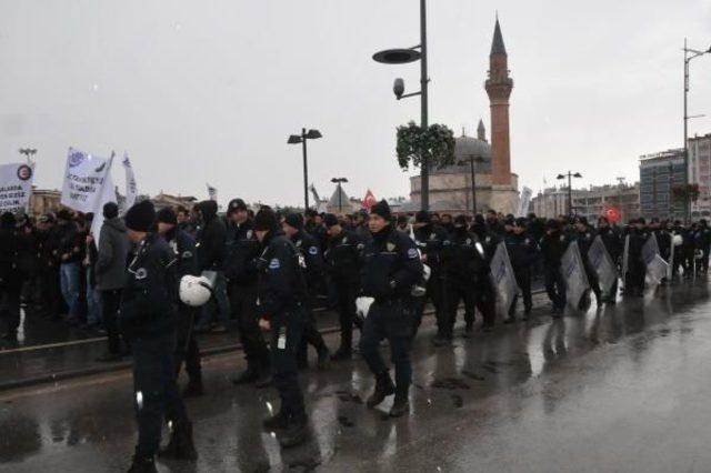 Sivas'ta Ücret Alamayan Işçilerin Eylemi Sürüyor