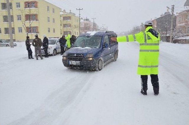 Karaman’da Sürücülere Karlı Havada Sürüş Tekniklerini Anlatan Broşür