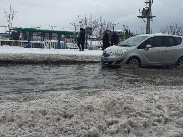 Eriyen Kar Suyu Yollara Zarar Verdi