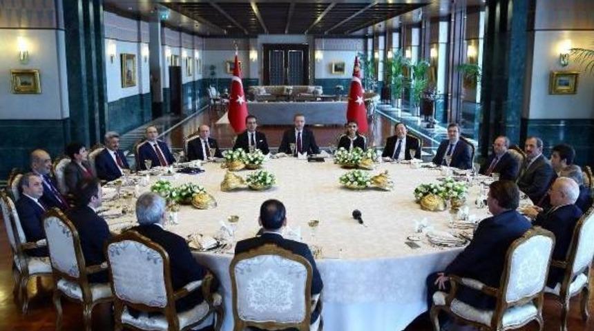 Cumhurbaşkanı Erdoğan, Cumhurbaşkanlığı Sofrası'nda Akademisyenlerle Bir Araya Geldi (2)