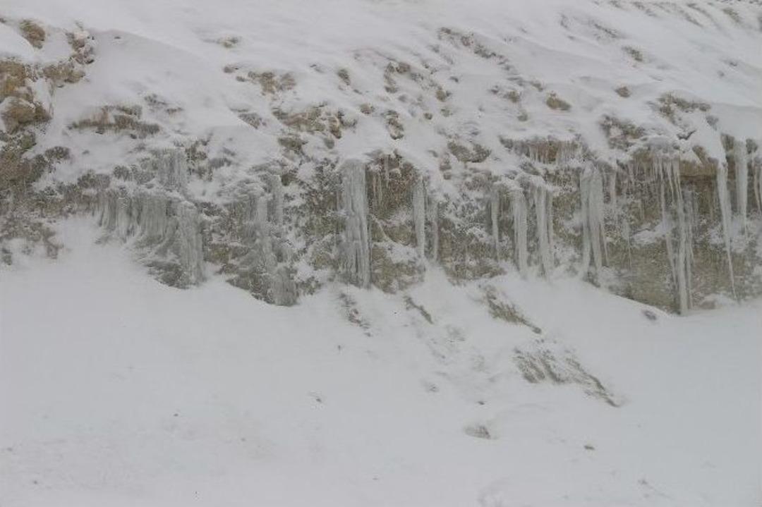 Sertavul Ge&ccedil;idinde Mahsur Kalan Tır S&uuml;r&uuml;c&uuml;lerinin Endişeli Bekleyişi S&uuml;r&uuml;yor