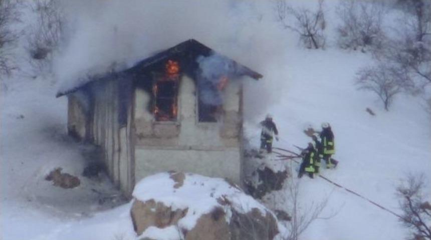 Isınmak İ&ccedil;in G&ouml;zetleme Evine Giren Kişiler Evi Yaktı