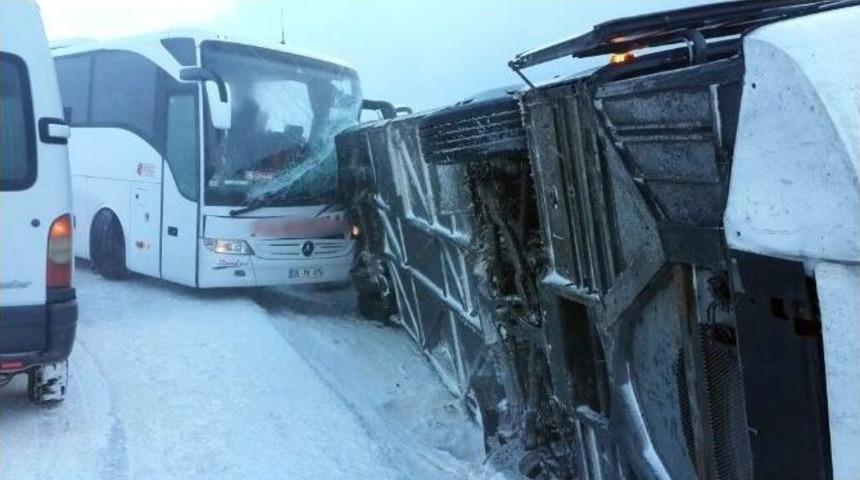 3 Otob&uuml;s Birbirine Girdi: 40 Yaralı