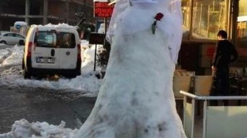 &Ouml;zgecan İ&ccedil;in Duvaklı Kardan Adam